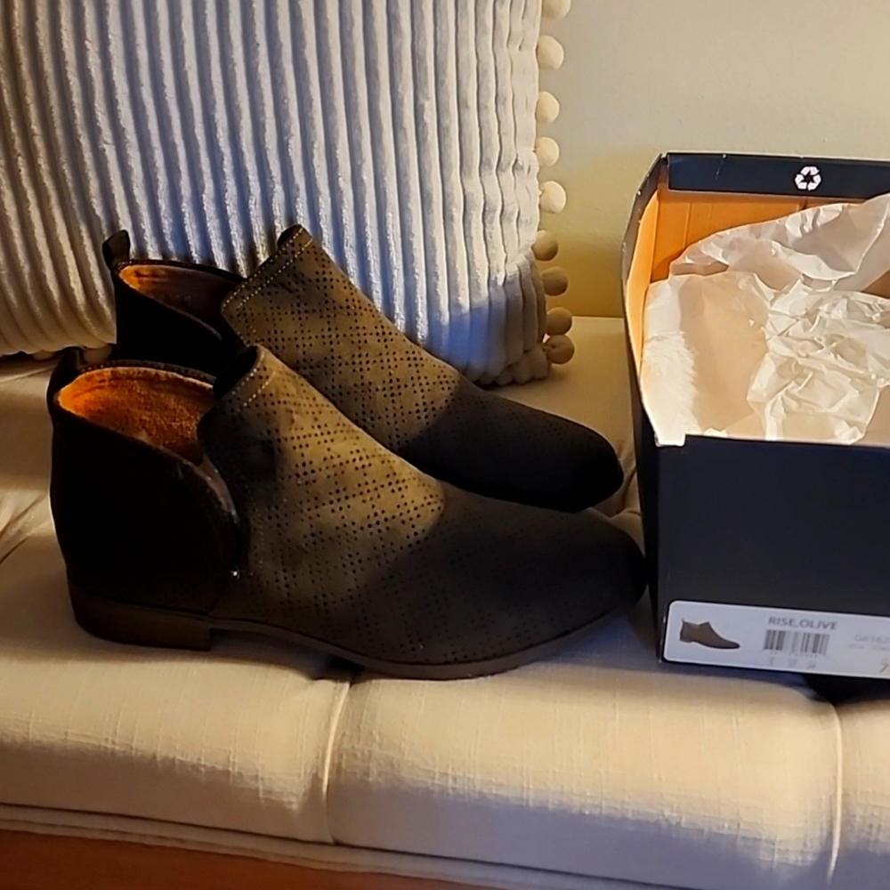 Dr Scholls Revere Booties Olive Size  7
